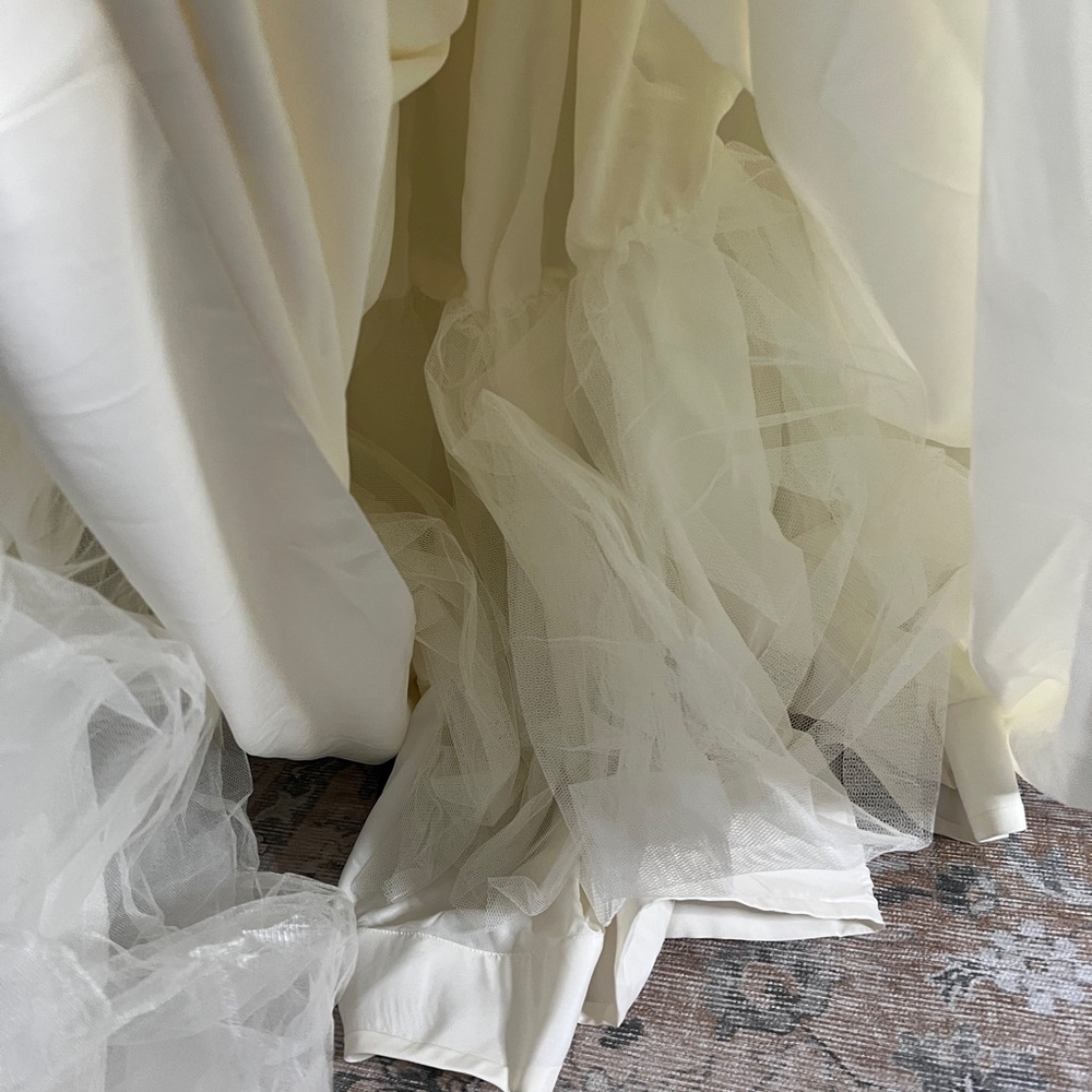 Vera Wang organza sweetheart tulle wedding dress - Picture 9 of 16